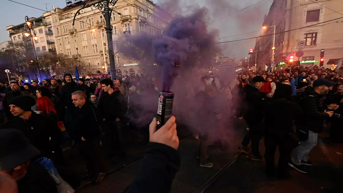 Zahlreiche Ungarn demonstrierten in Budapest gegen das kurz davor vom Parlament beschlossene Verbot der Pride-Paraden, bei denen bisher Menschen für nicht heterosexuelle Lebensformen eintraten. - Bild: Zsolt Szigetvary/MTI/AP/dpa