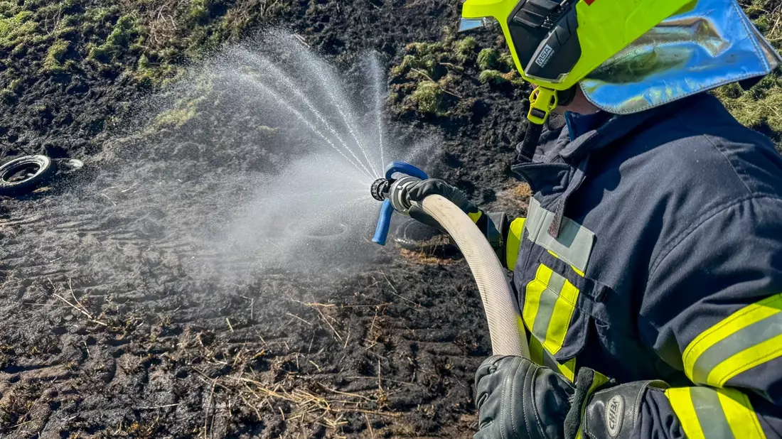 FW Flotwedel: Böschungsbrand am Kinderspielplatz - Feuerwehr verhindert weitere Ausbreitung - Bild: presseportal.de