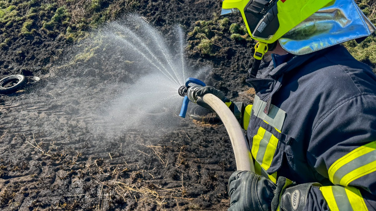 FW Flotwedel: Böschungsbrand am Kinderspielplatz - Feuerwehr verhindert weitere Ausbreitung - Foto: presseportal.de