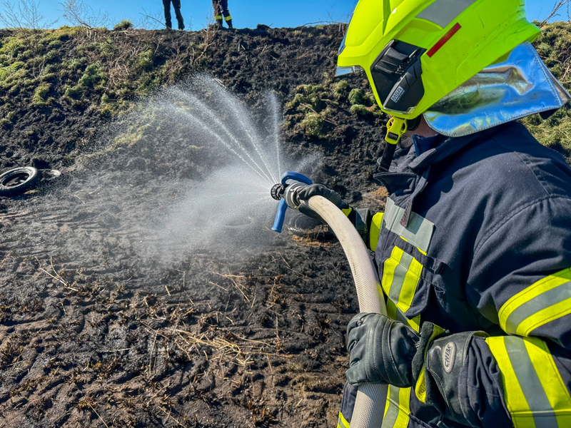FW Flotwedel: Böschungsbrand am Kinderspielplatz - Feuerwehr verhindert weitere Ausbreitung - Foto: presseportal.de