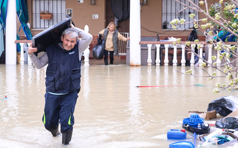 Einige Menschen fühlen sich an die schweren Überschwemmungen vom Oktober 2024 erinnert. - Foto: Madero Cubero/EUROPA PRESS/dpa