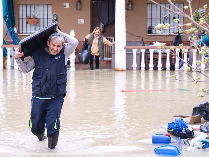 Einige Menschen fühlen sich an die schweren Überschwemmungen vom Oktober 2024 erinnert. - Foto: Madero Cubero/EUROPA PRESS/dpa