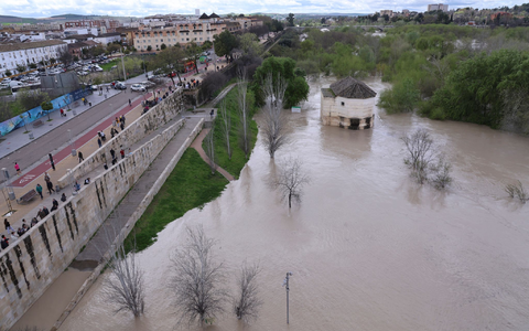Für zahlreiche Flüsse gilt die höchste Warnstufe, Hunderte Menschen wurden vorsorglich in Sicherheit gebracht. - Foto: Madero Cubero/EUROPA PRESS/dpa
