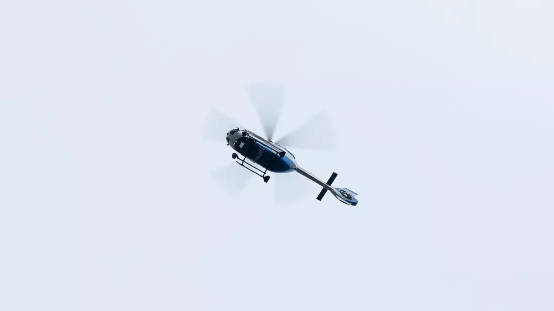 Bei der Suche nach dem Zweijährigen kam auch ein Hubschrauber zum Einsatz. (Symbolfoto)  - Bild: Silas Stein/dpa