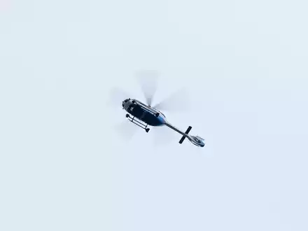Bei der Suche nach dem Zweijährigen kam auch ein Hubschrauber zum Einsatz. (Symbolfoto)  - Foto: Silas Stein/dpa