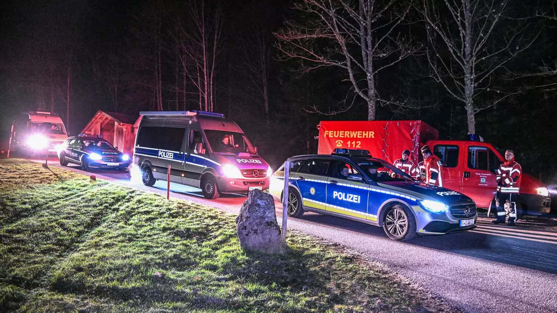 Neben Rettungskräften von Feuerwehr und Polizei waren auch 200 freiwillige Helfer an der Suche beteiligt. - Bild: Marius Bulling/dpa