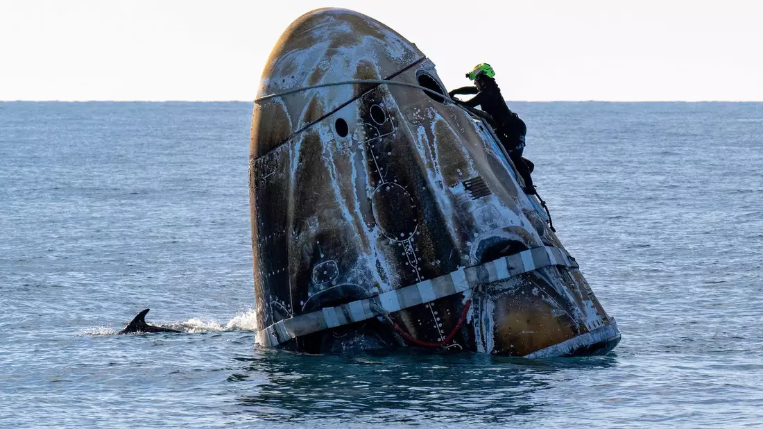 Williams zeigte sich nach der Rückkehr bestens gelaunt. - Bild: Keegan Barber/NASA/AP/dpa