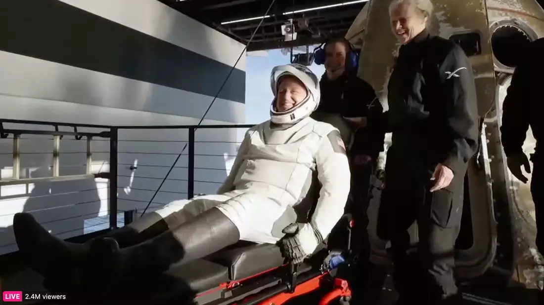 Auch für Wilmore hatte das lange Warten nun ein Ende. - Bild: Uncredited/SpaceX/AP/dpa
