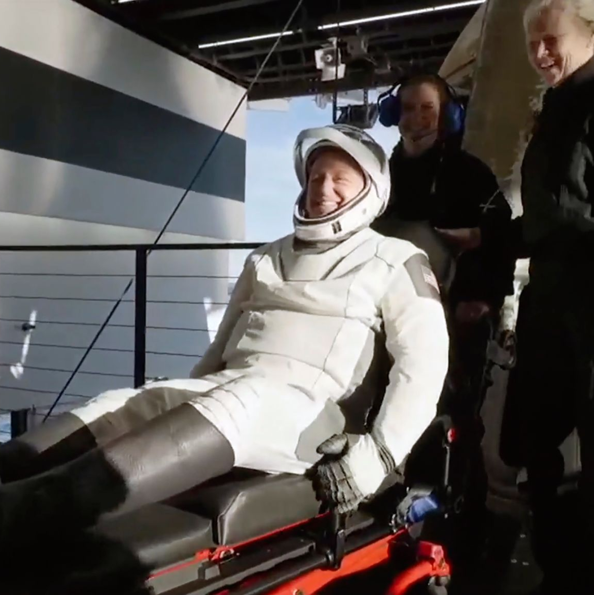 Auch für Wilmore hatte das lange Warten nun ein Ende. - Foto: Uncredited/SpaceX/AP/dpa