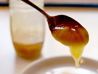 Manchmal enthält Honig Wirkstoffe, die er nicht enthalten darf. (Archivbild)  - Foto: Carsten Rehder/dpa