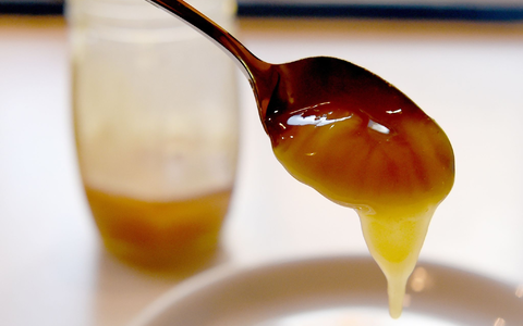 Manchmal enthält Honig Wirkstoffe, die er nicht enthalten darf. (Archivbild)  - Foto: Carsten Rehder/dpa