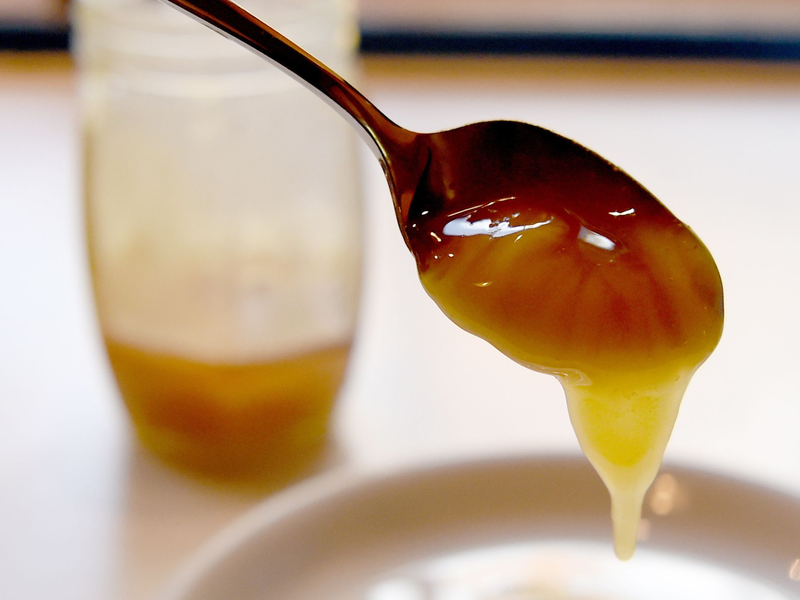 Manchmal enthält Honig Wirkstoffe, die er nicht enthalten darf. (Archivbild)  - Foto: Carsten Rehder/dpa