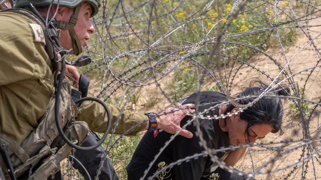 Mutter von Geisel versucht, Stacheldraht an Gaza-Grenze zu überwinden.  - Bild: Ilia Yefimovich/dpa