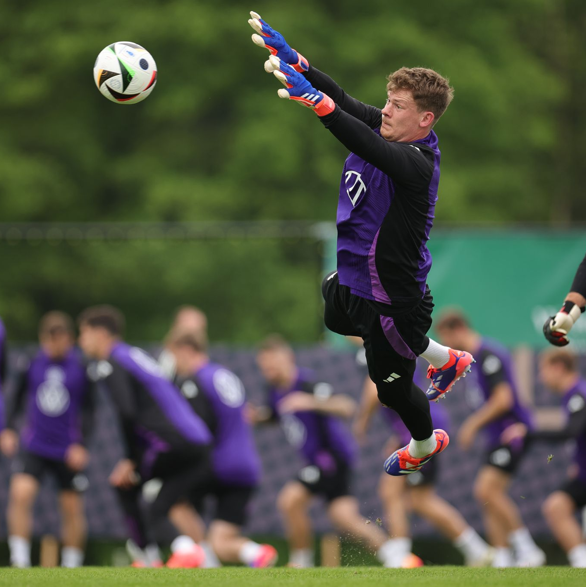 Alexander Nübel (l.) wird sich strecken müssen, um Oliver Baumann zu verdrängen.  - Foto: Christian Charisius/dpa
