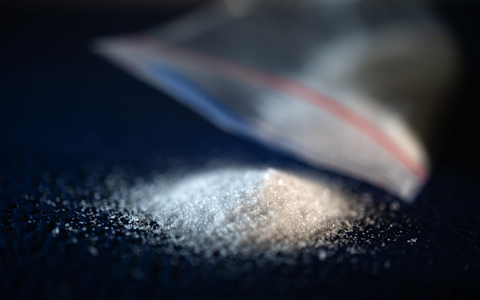 Forschungschemikalien können als Pulver, Flüssigkeiten oder Tabletten vorkommen. (Symbolbild) - Foto: Marijan Murat/dpa