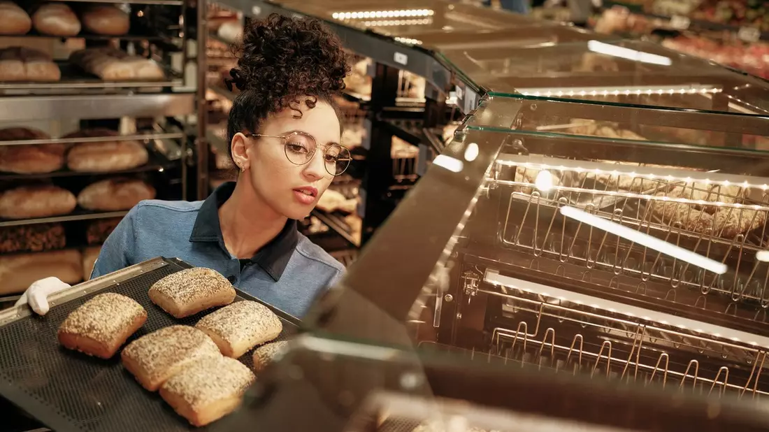 Lidl lohnt sich: Preisoffensive im Backwaren-Sortiment / Buttercroissant, Bauernbaguette, Weltmeisterbrötchen und Apfeltasche dauerhaft um bis zu 13 Prozent günstiger - Bild: presseportal.de