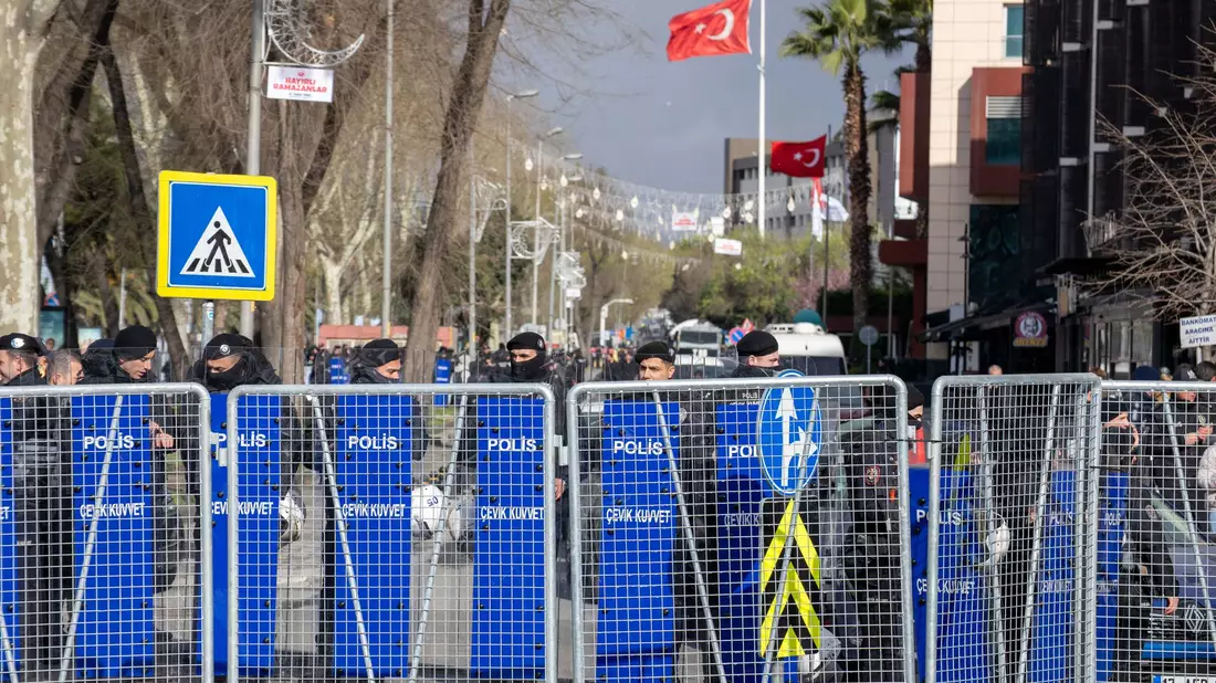 Nach der Festnahme Imamoglus wurden auch Straßen in Istanbul gesperrt. - Bild: Tolga Ildun/ZUMA Press Wire/dpa
