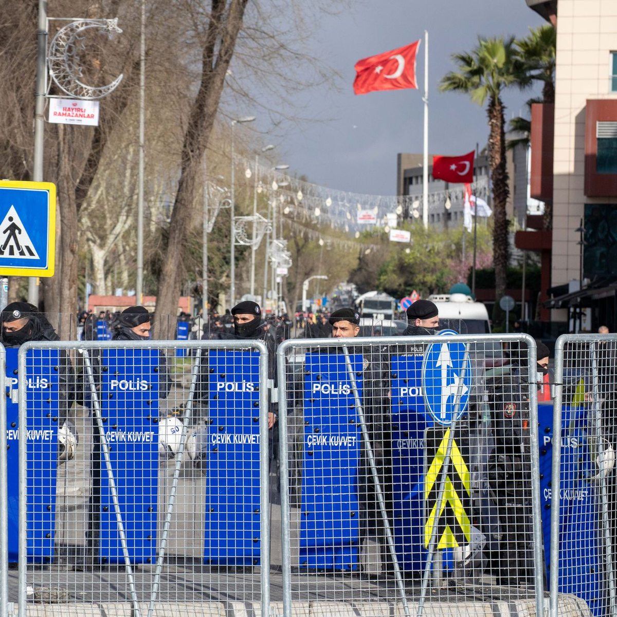 Nach der Festnahme Imamoglus wurden auch Straßen in Istanbul gesperrt. - Foto: Tolga Ildun/ZUMA Press Wire/dpa