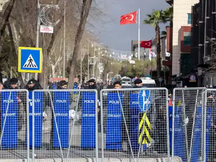 Nach der Festnahme Imamoglus wurden auch Straßen in Istanbul gesperrt. - Foto: Tolga Ildun/ZUMA Press Wire/dpa