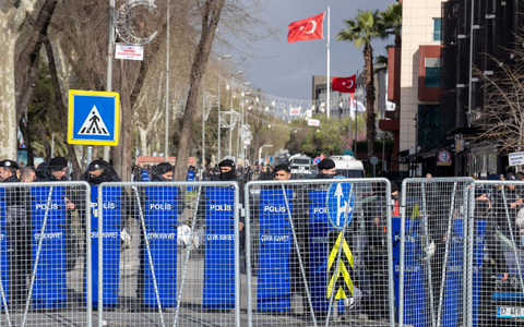 Nach der Festnahme Imamoglus wurden auch Straßen in Istanbul gesperrt. - Foto: Tolga Ildun/ZUMA Press Wire/dpa