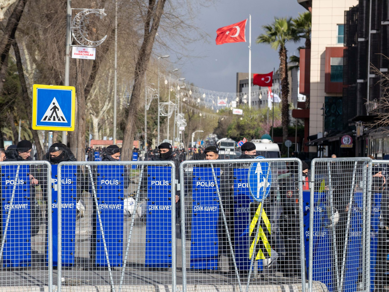 Nach der Festnahme Imamoglus wurden auch Straßen in Istanbul gesperrt. - Foto: Tolga Ildun/ZUMA Press Wire/dpa