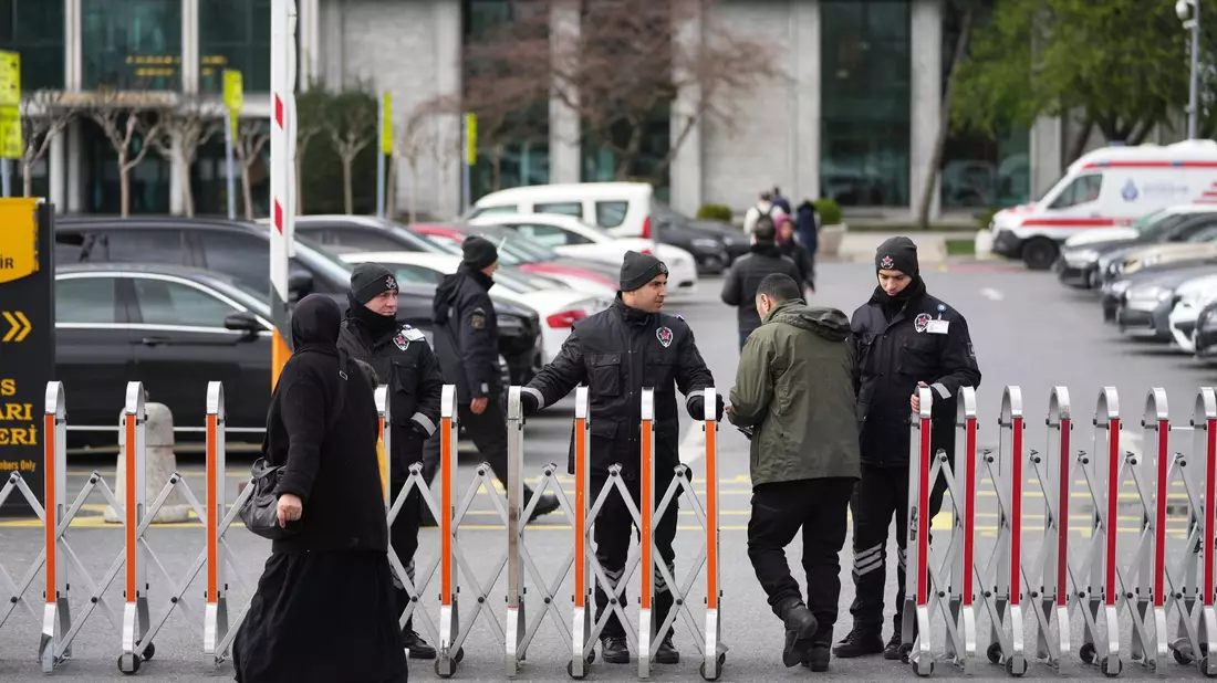 Nach der Festnahme Imamoglus wurden auch Straßen in Istanbul gesperrt. - Bild: Francisco Seco/AP/dpa