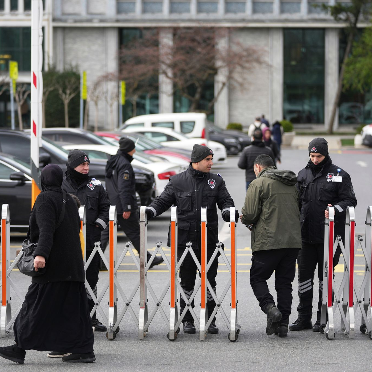 Protest gegen die Festnahme in Istanbul. - Foto: Francisco Seco/AP/dpa