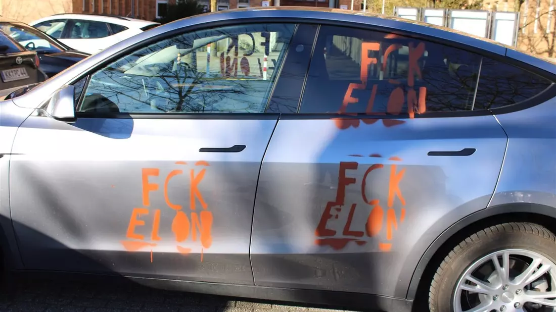 POL-VIE: Mehrere Teslas mit Graffiti beschmiert - Haben Sie Hinweise? - Bild: presseportal.de