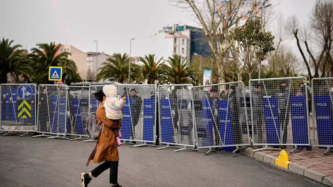 Straßensperrungen und Demo-Verbot nach Imamoglus Festnahme. - Bild: Emrah Gurel/AP/dpa