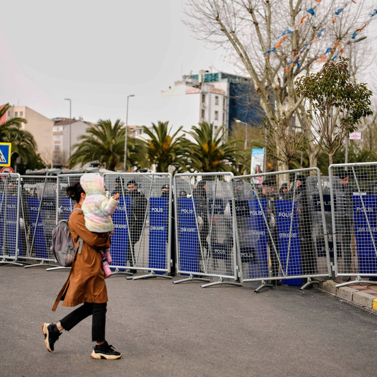 Straßensperrungen und Demo-Verbot nach Imamoglus Festnahme. - Foto: Emrah Gurel/AP/dpa