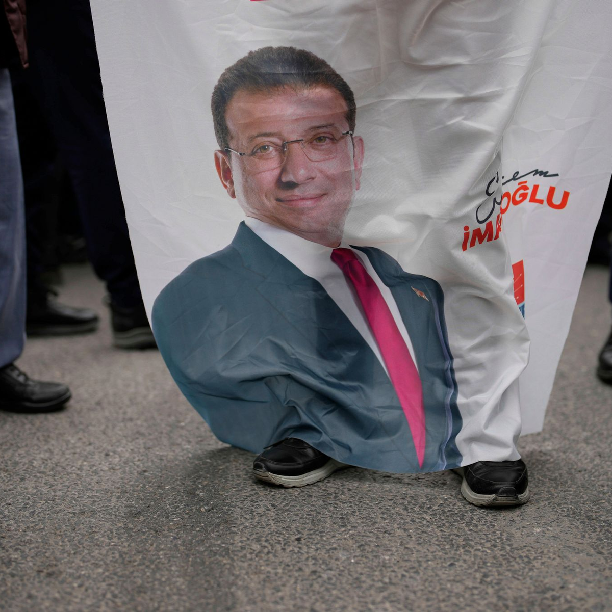 Straßensperrungen und Demo-Verbot nach Imamoglus Festnahme. - Foto: Emrah Gurel/AP/dpa