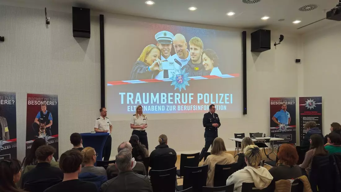 POL-OF: Traumberuf Polizei: Zahlreiche Interessierte am ersten Elternabend im Polizeipräsidium - Bild: presseportal.de