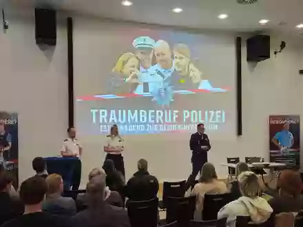 POL-OF: Traumberuf Polizei: Zahlreiche Interessierte am ersten Elternabend im Polizeipräsidium - Foto: presseportal.de