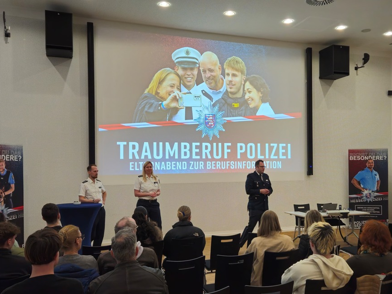 POL-OF: Traumberuf Polizei: Zahlreiche Interessierte am ersten Elternabend im Polizeipräsidium - Foto: presseportal.de