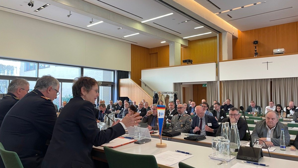 Große Herausforderungen für Feuerwehren analysiert / DFV-Beirat und Förderkreis tagen in Berlin / 