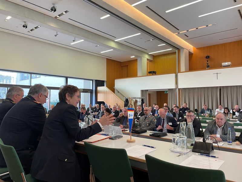 Große Herausforderungen für Feuerwehren analysiert / DFV-Beirat und Förderkreis tagen in Berlin / Wie gut könnte Deutschland reagieren? - Foto: presseportal.de