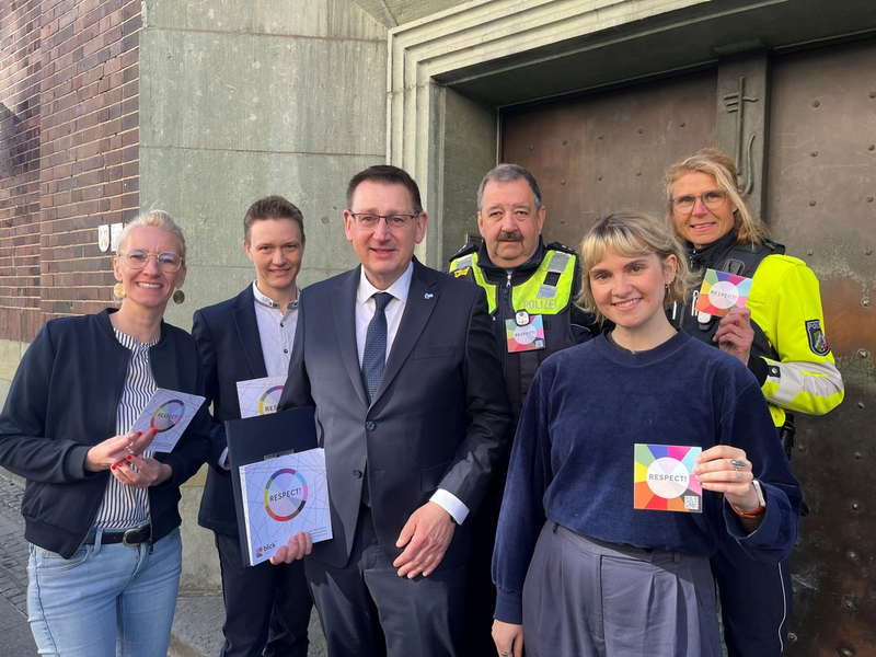 POL-HAM: Das PP Hamm wird Teil der RESPECT! - Kampagne und setzt ein Zeichen für Respekt und Vielfalt - Foto: presseportal.de