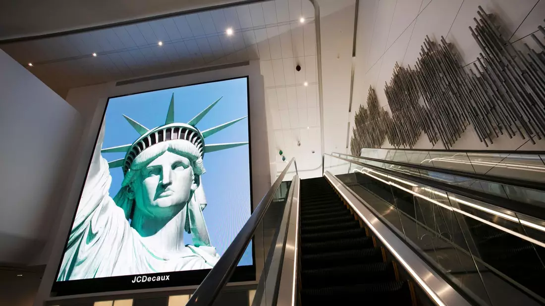 Die Bundesregierung hat die Reisehinweise zu den USA ergänzt. (Archivbild) - Bild: Mark Lennihan/AP/dpa