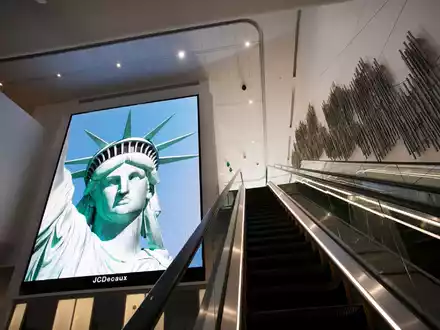 Die Bundesregierung hat die Reisehinweise zu den USA ergänzt. (Archivbild) - Foto: Mark Lennihan/AP/dpa