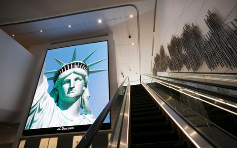 Die Bundesregierung hat die Reisehinweise zu den USA ergänzt. (Archivbild) - Foto: Mark Lennihan/AP/dpa
