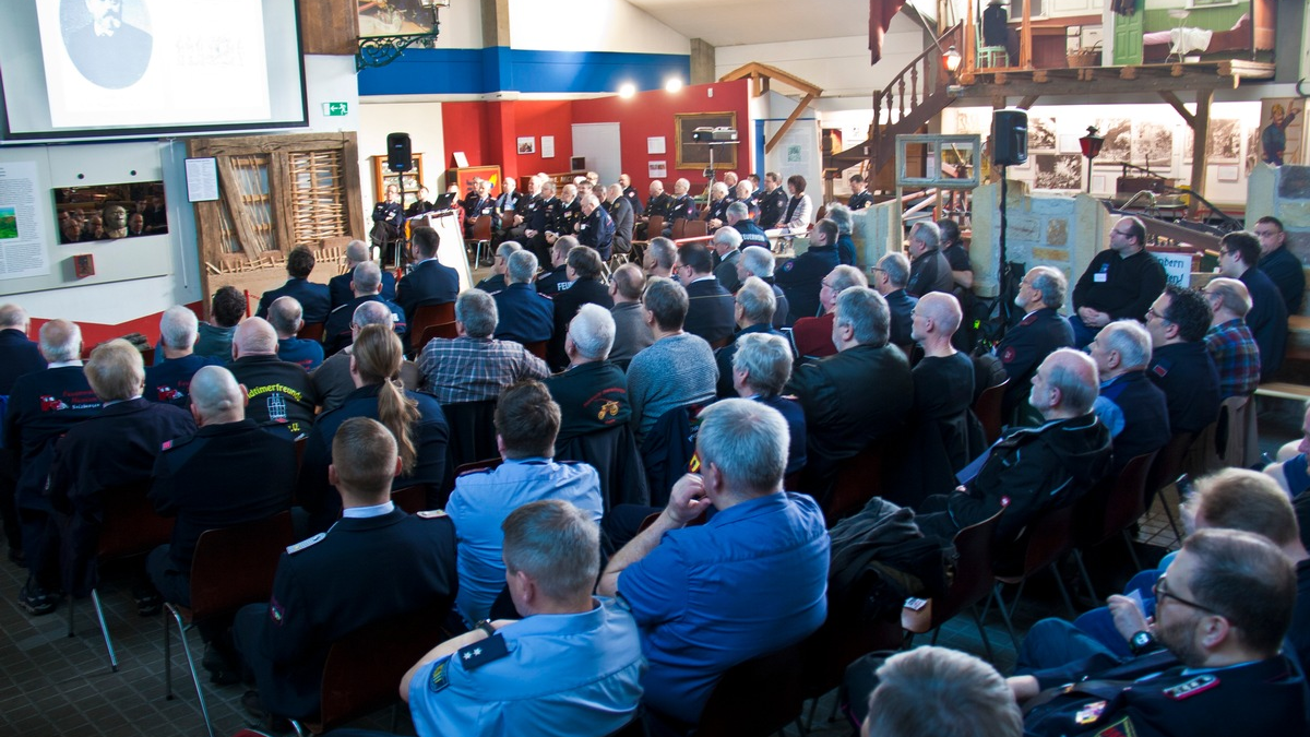 Eindrucksvolle Vorführung und historische Entwicklung / Erfolgreiches Feuerwehrhistorisches DFV-Fachseminar zu Handdruckfeuerspritzen - Foto: presseportal.de