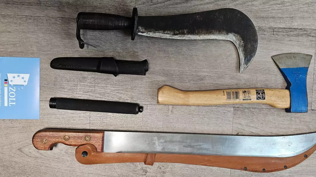 HZA-AC: Mit Machete und Drogen im Auto unterwegs - Aachener Zoll stoppt 32-Jährigen / Ein 32-jähriger Mann war mit einer griffbereiten Machete unterwegs. In seiner Unterhose hatte er Drogen. - Bild: presseportal.de