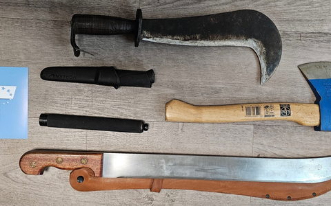 HZA-AC: Mit Machete und Drogen im Auto unterwegs - Aachener Zoll stoppt 32-Jährigen / Ein 32-jähriger Mann war mit einer griffbereiten Machete unterwegs. In seiner Unterhose hatte er Drogen. - Foto: presseportal.de