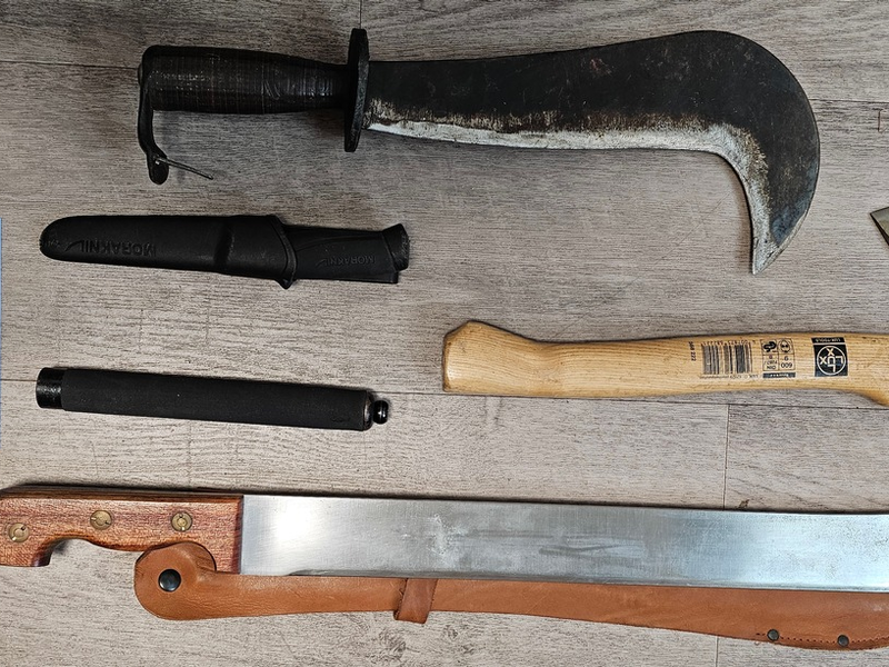 HZA-AC: Mit Machete und Drogen im Auto unterwegs - Aachener Zoll stoppt 32-Jährigen / Ein 32-jähriger Mann war mit einer griffbereiten Machete unterwegs. In seiner Unterhose hatte er Drogen. - Foto: presseportal.de