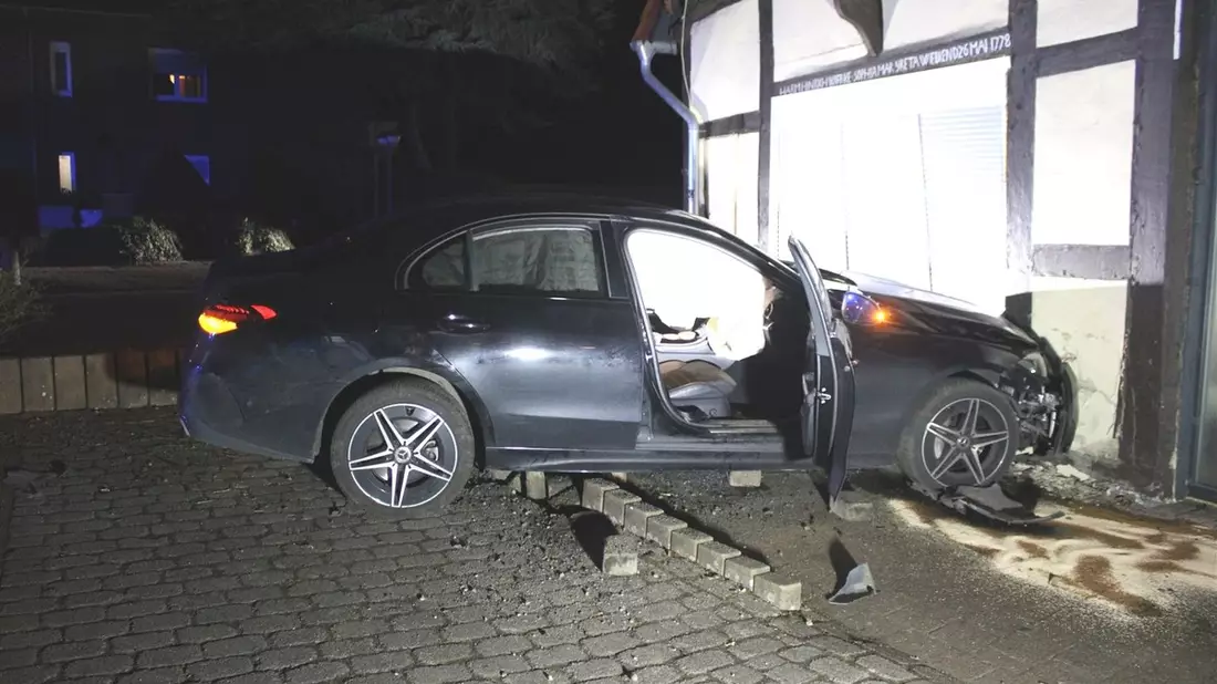 POL-MI: Auto kracht in Hauswand - Bild: presseportal.de