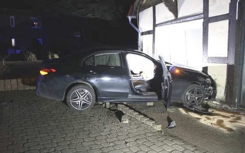 POL-MI: Auto kracht in Hauswand - Foto: presseportal.de
