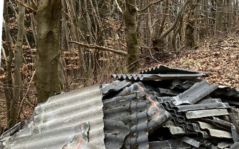 POL-MR: Eternitplatten am Waldweg + Eingreifenden Zeugen mit Pfefferspray attackiert + Scheibe an Ford beschĂ€digt + BetrĂŒger ergaunern Wertsachen - Zeugensuche - Foto: presseportal.de POL-MR: Eternitplatten am Waldweg + Eingreifenden Zeugen mit Pfefferspray attackiert + Scheibe an Ford beschĂ€digt + BetrĂŒger ergaunern Wertsachen - Zeugensuche - Foto: presseportal.de