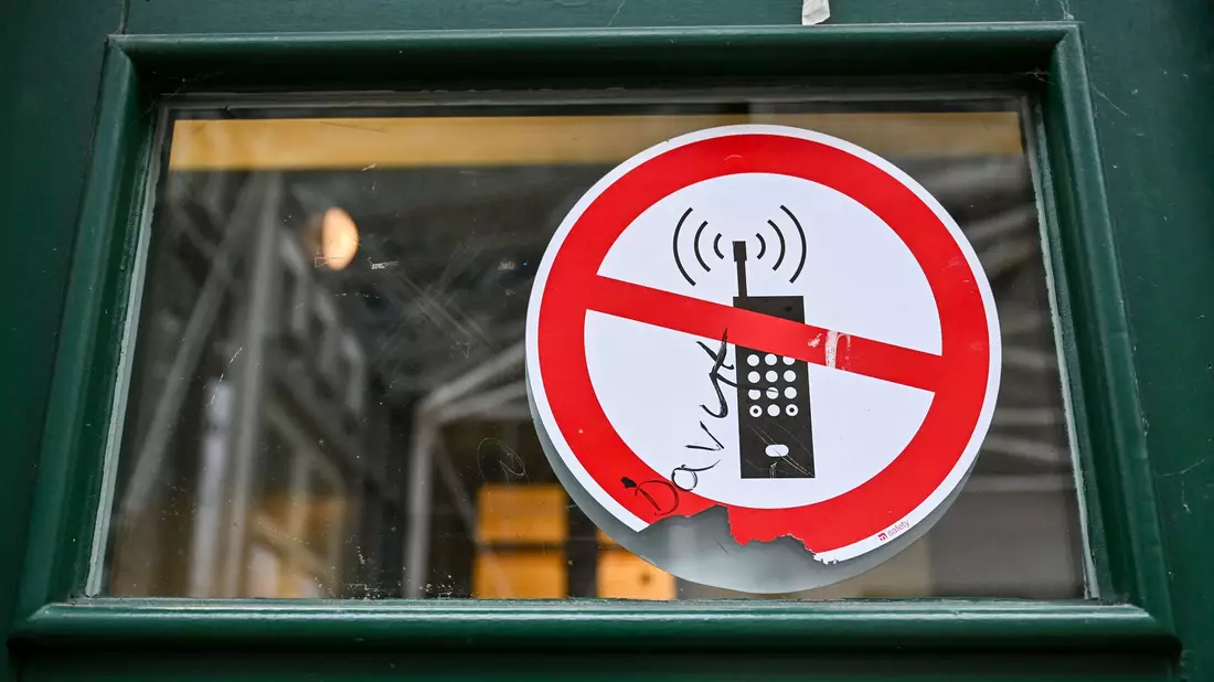 In manchen Schulen sind Handys bereits verboten. (Archivbild) - Bild: Jens Kalaene/dpa