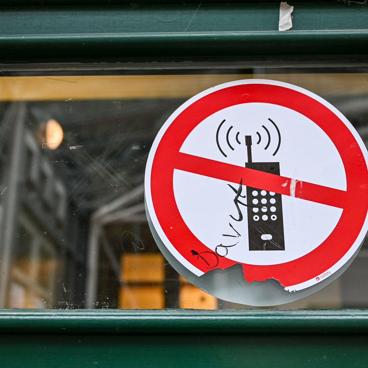 In manchen Schulen sind Handys bereits verboten. (Archivbild) - Foto: Jens Kalaene/dpa