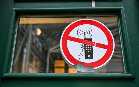 Handys können Kinder vom Unterricht ablenken - Hessen will dagegen mit weitreichenden Einschränkungen vorgehen. (Symbolbild) - Foto: Jens Kalaene/dpa